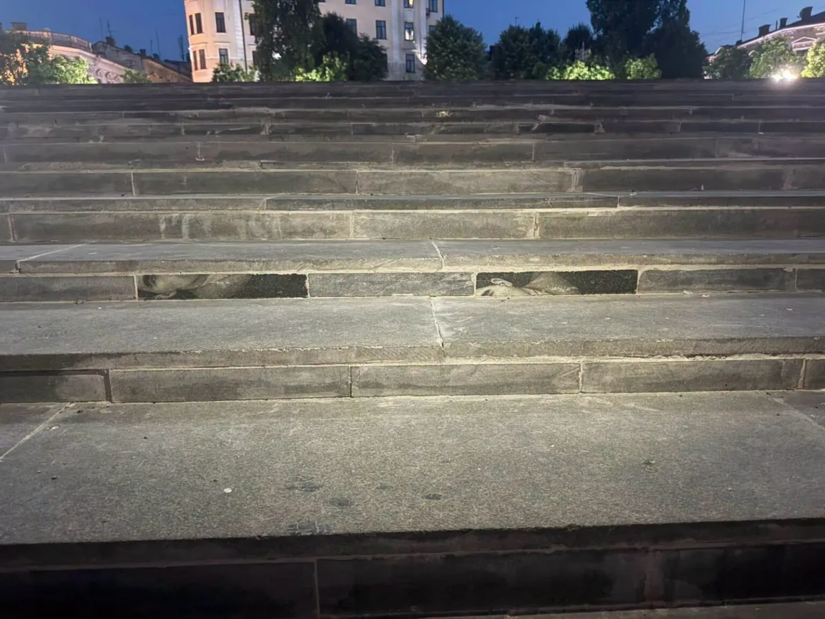 Сходи до філармонії в Чернівцях: як надгробні плити потрапили на громадське місце