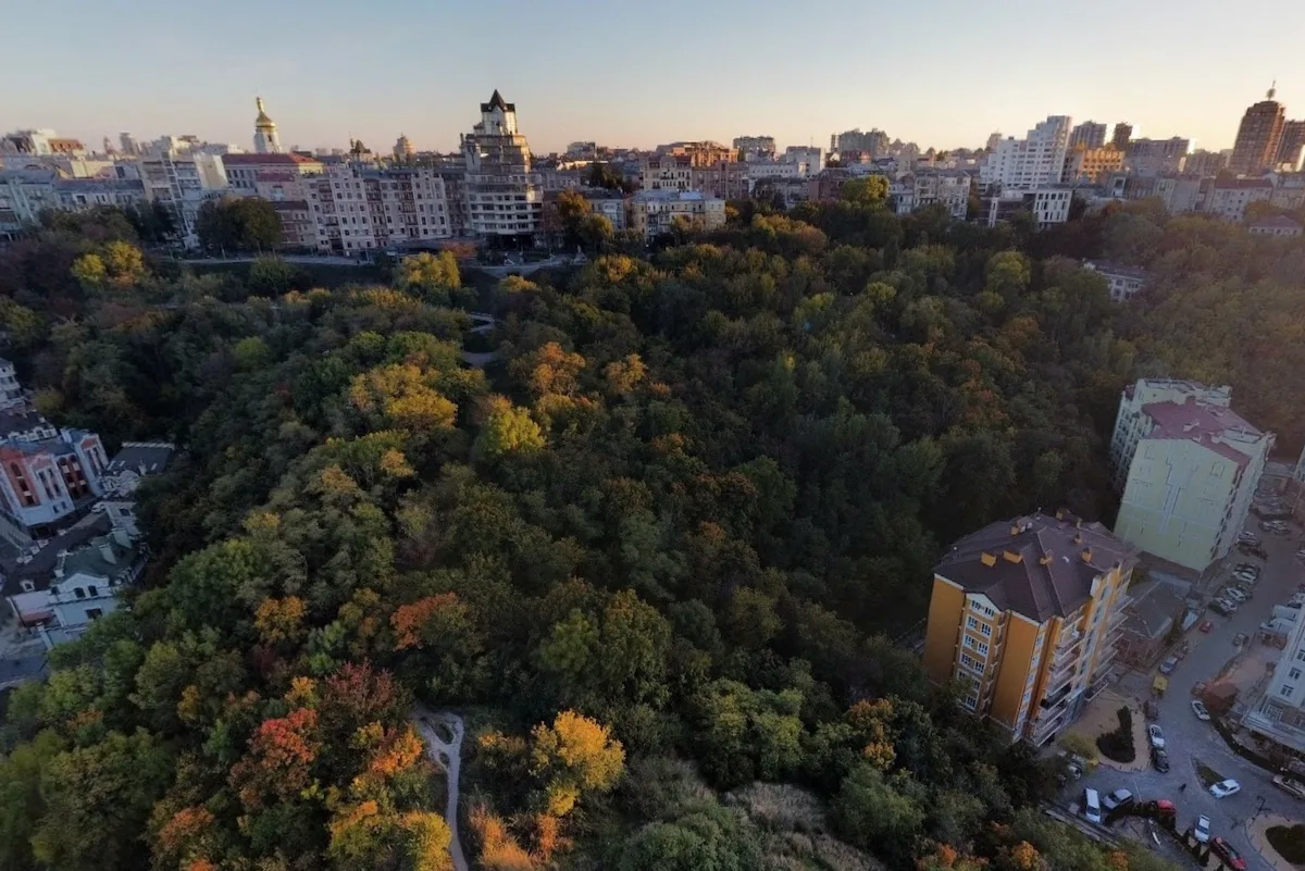 Парк з паркінгом під Пейзажкою: як приватна будівля потрапила у генплан